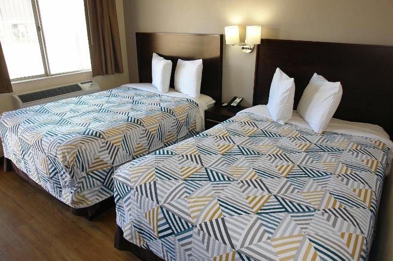 Queen Room with Two Queen Beds - Non-Smoking image 4