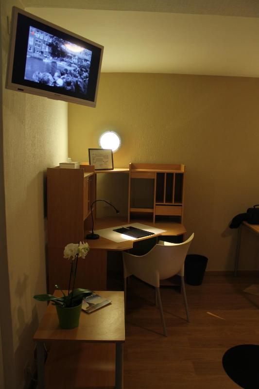 Double Room image 4
