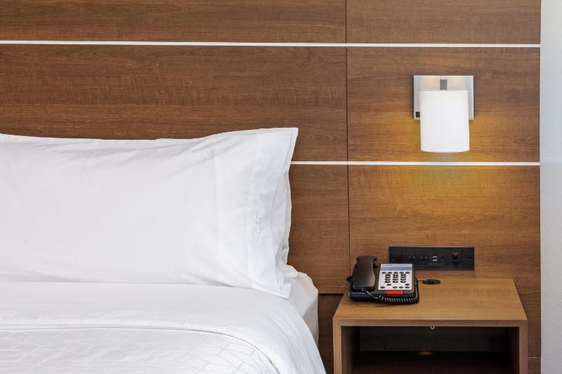 Standard King Room image 1