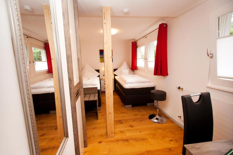 Standard Twin Room image 3