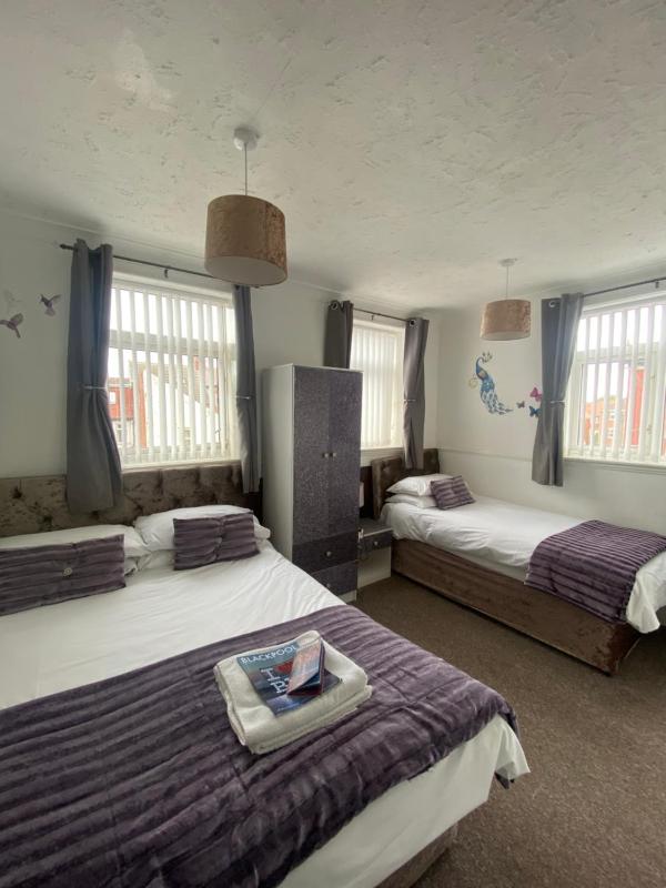 Triple Room with Shower image 2
