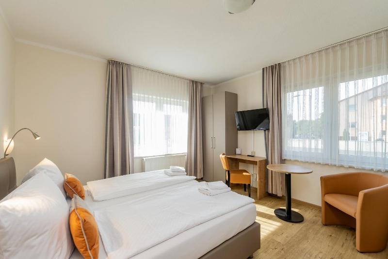 Standard Double Room image 3