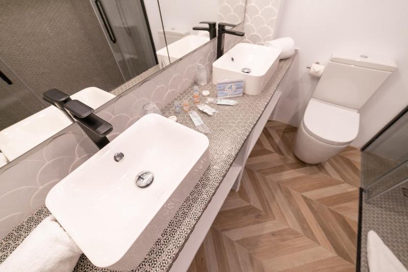 Deluxe Double Room image 2