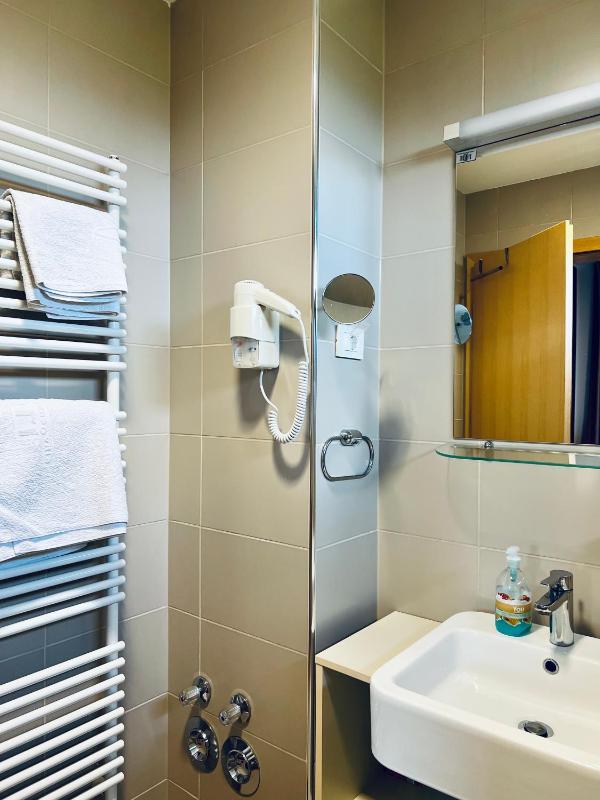 Standard Double Room image 4