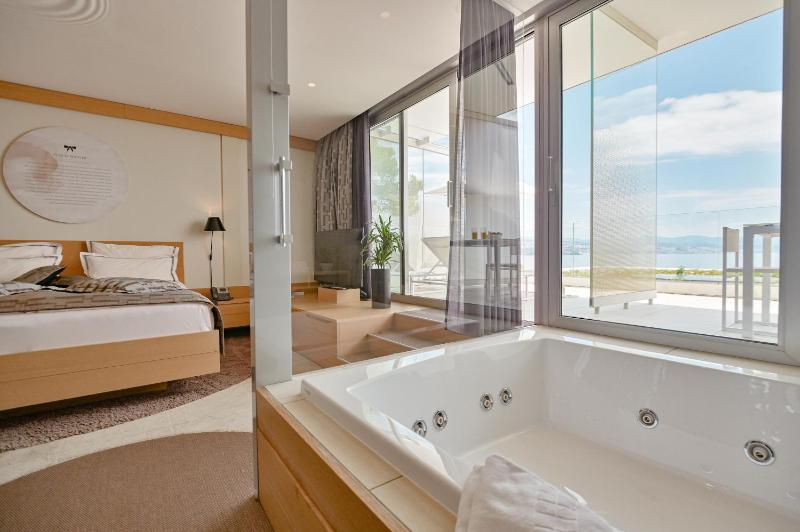 Deluxe Double Room with Sea View image 4