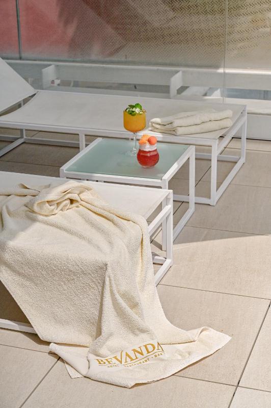 Deluxe Double Room with Sea View image 3