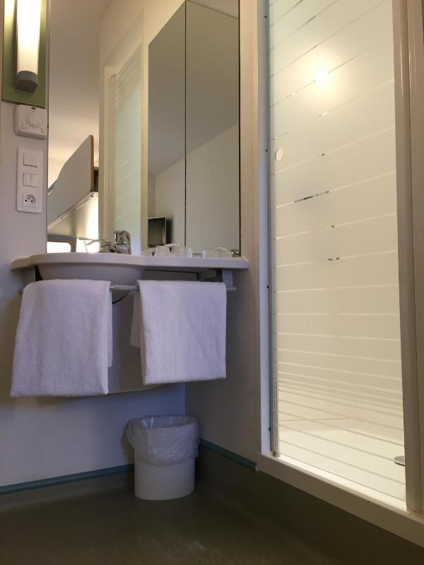 Triple Room with Twin Beds and Bunk Bed image 1