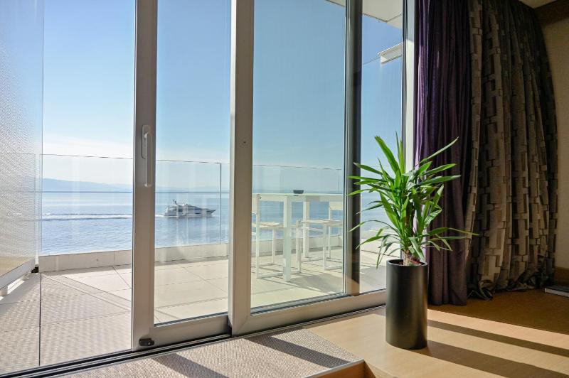 Deluxe Suite with Sea View image 4
