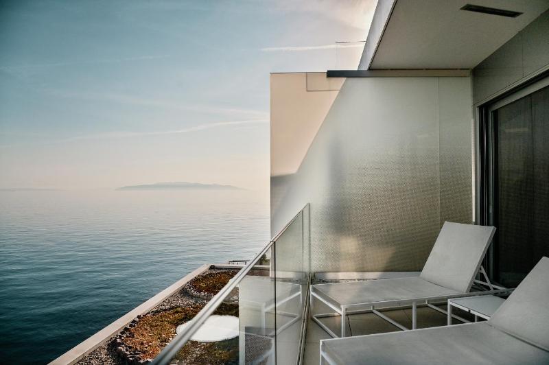 Deluxe Suite with Sea View image 3