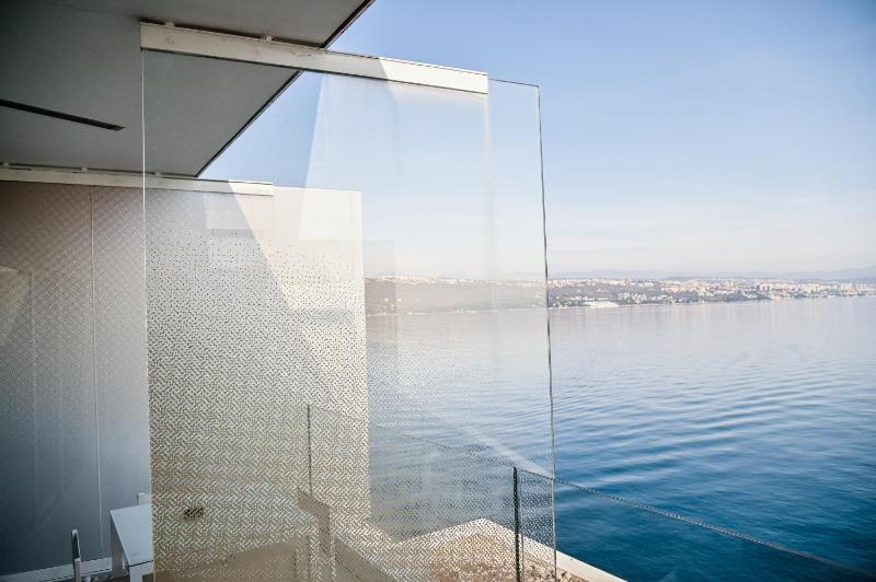 Deluxe Suite with Sea View image 2
