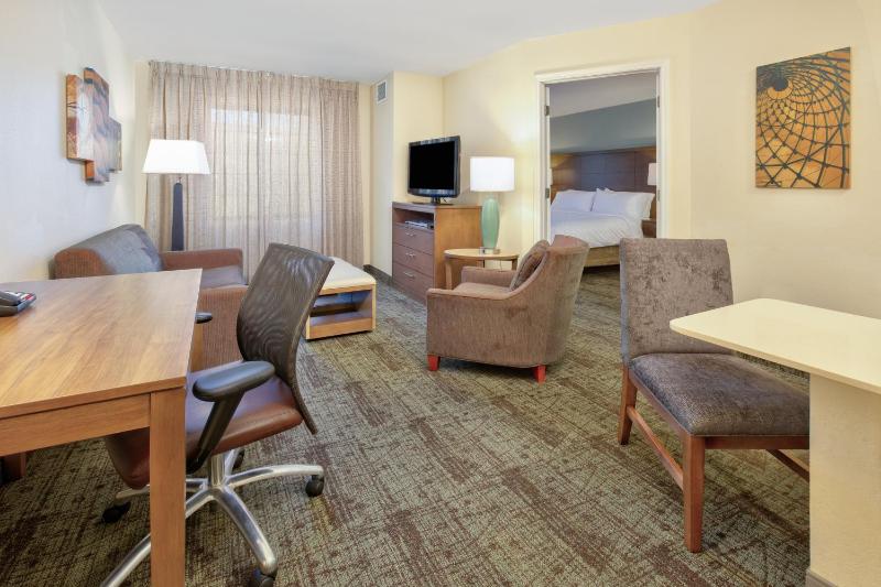 One-Bedroom Suite with Sofa Bed image 3