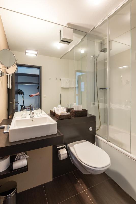 Double Room with Extra Bed and Lake View image 4
