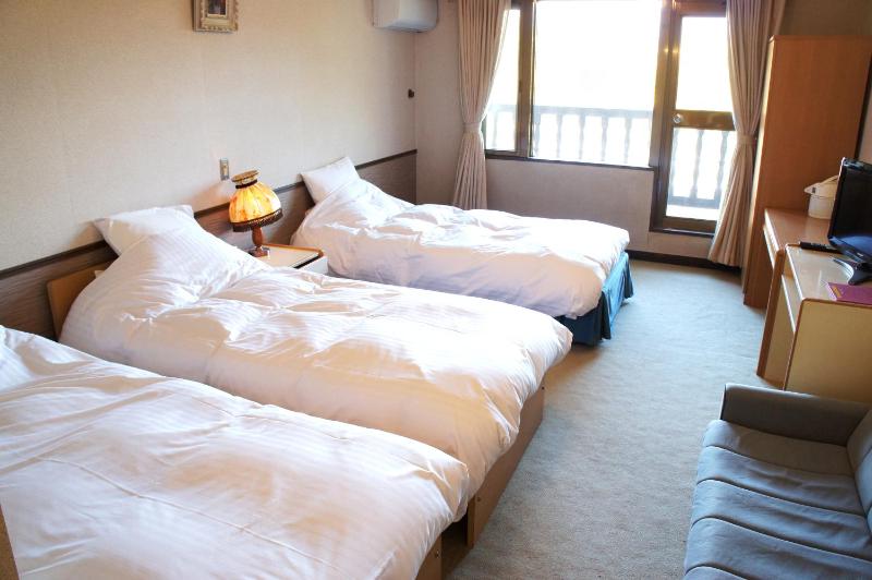 Quadruple Room with Bathroom image 1