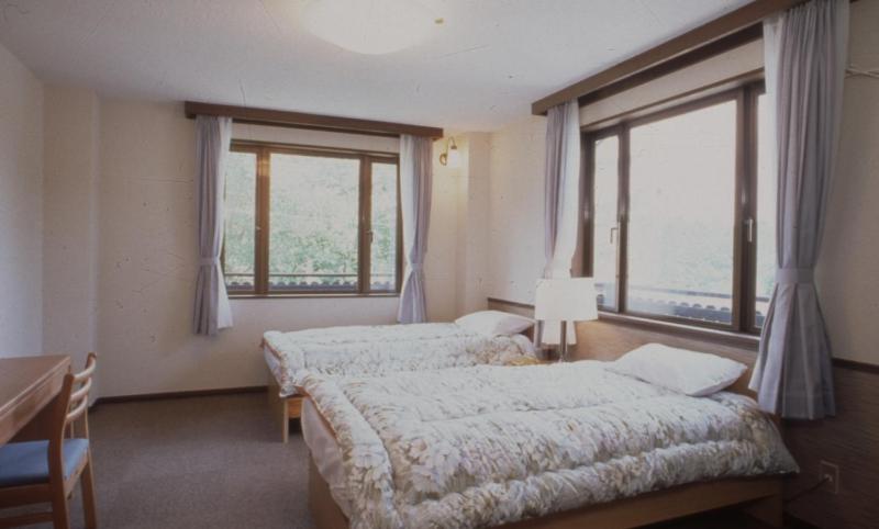 Twin Room with Private Bathroom image 2