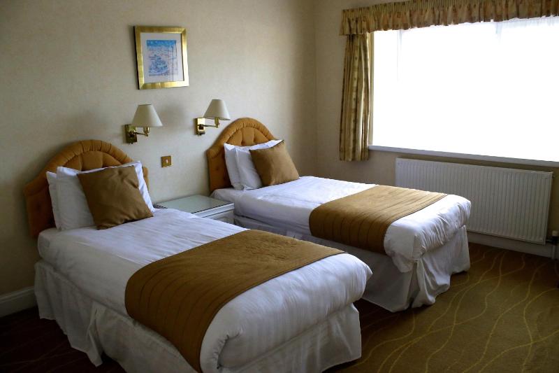 Twin Room image 4