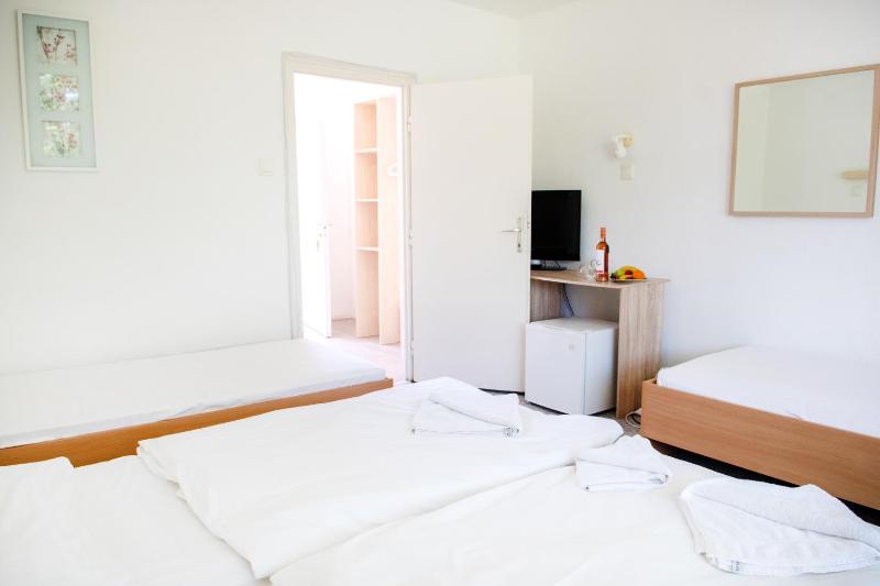 Quadruple Room image 4