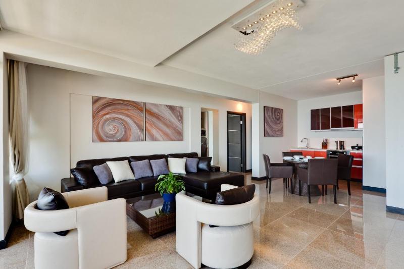 Luxury Suite with Sea View - Tanzanite image 3