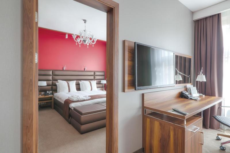 One-Bedroom Suite with Sofa Bed image 3