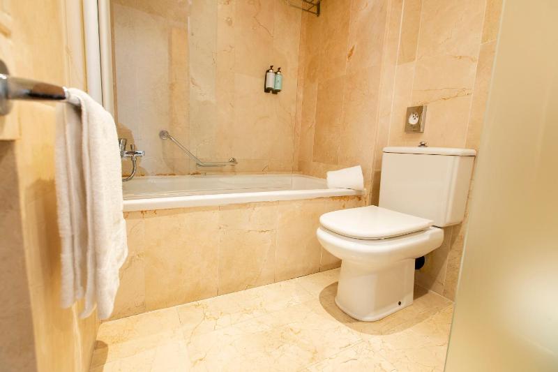 Small Double Room image 4