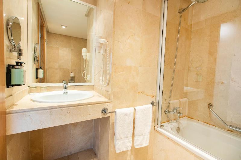 Small Double Room image 3