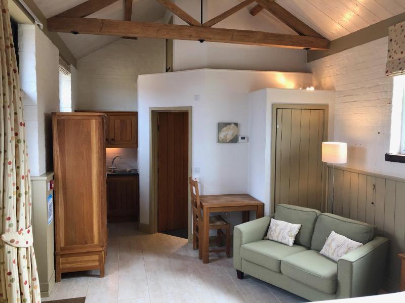 Twin Room with Bath image 2