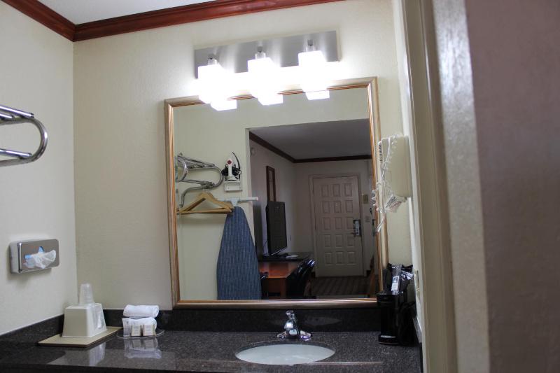 King Room - Non-Smoking image 4