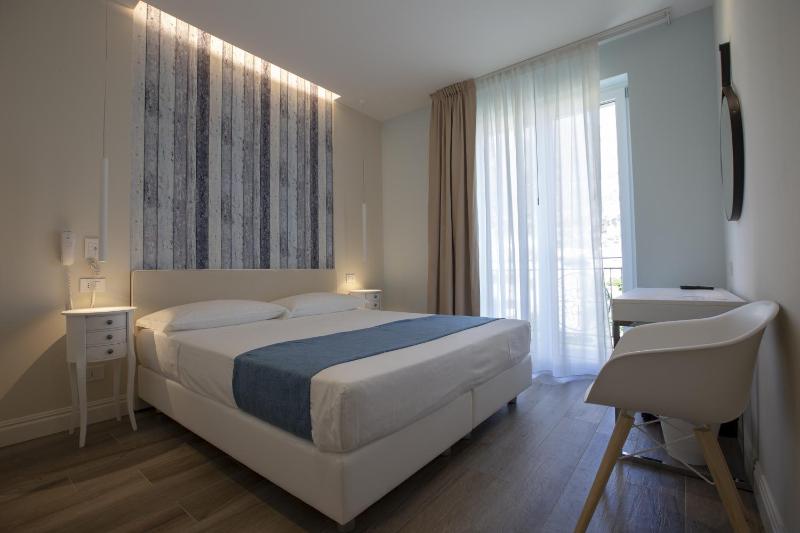 Deluxe Double Room with Side Sea View image 2