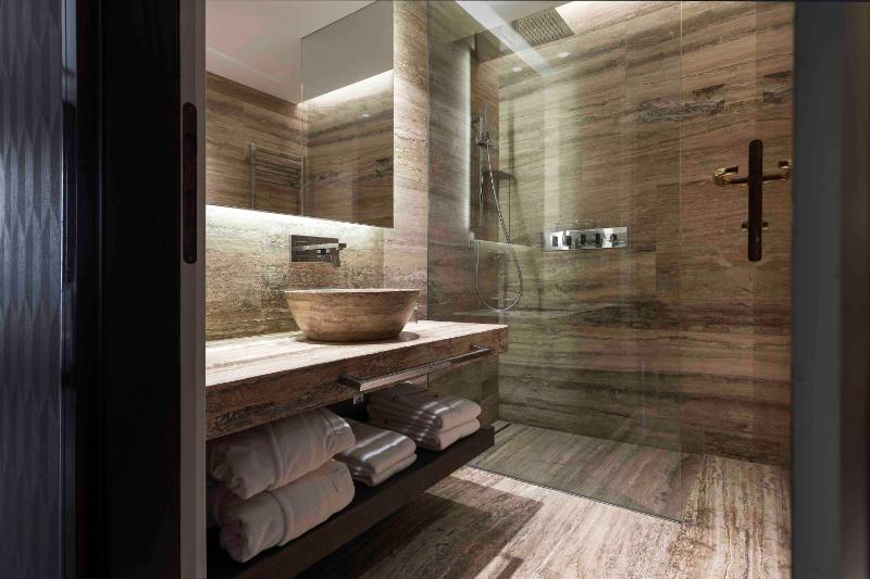 Deluxe Double or Twin Room with Lake View image 4