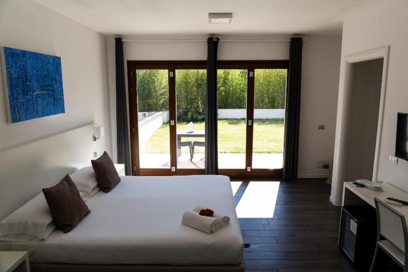 Superior Double Room image 3