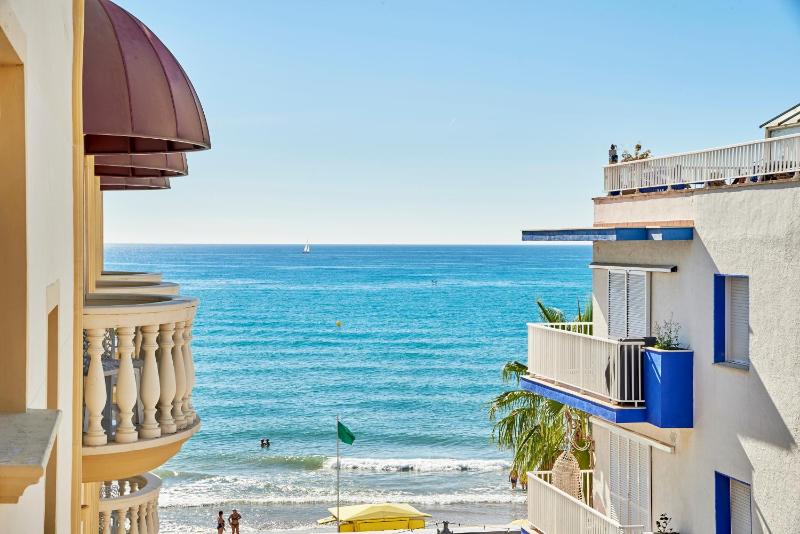 Superior Double Room with Lateral Sea View image 3