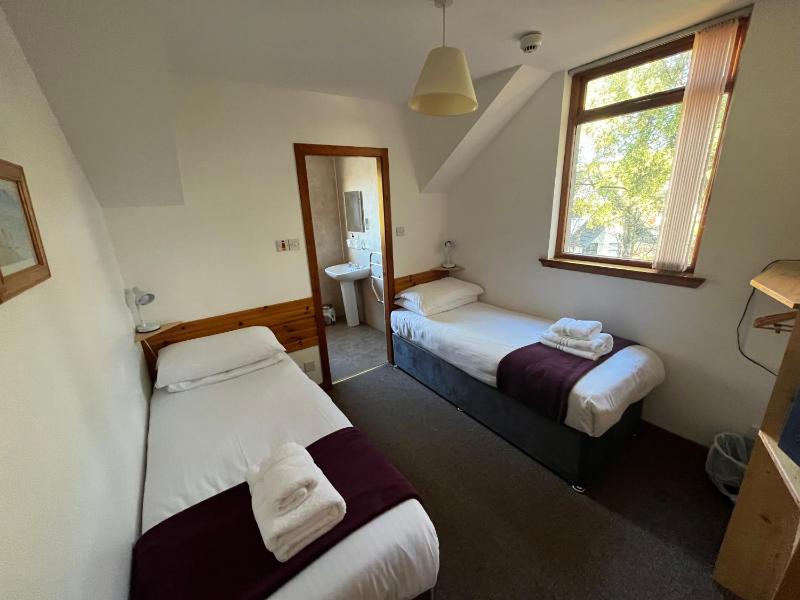 Family Room (Adjoining Rooms) image 4