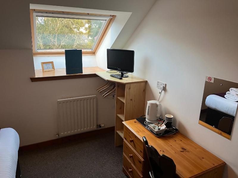 Family Room (Adjoining Rooms) image 2