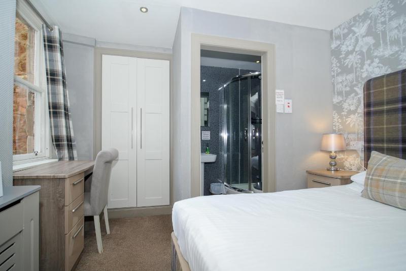 Deluxe Double or Twin Room image 1