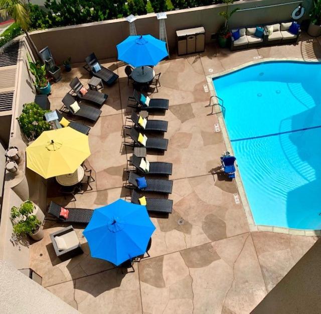 Deluxe Room, 1 King Bed, Balcony, Partial Ocean View image 2