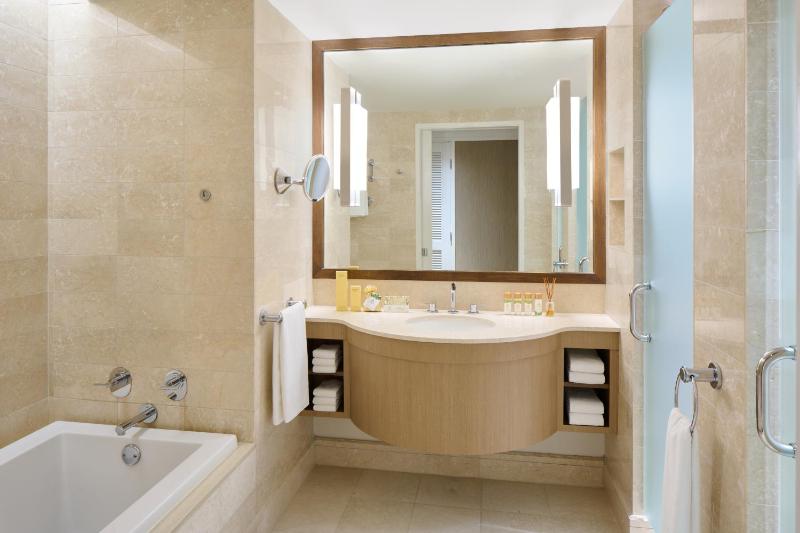 Oceanfront 2 Bedroom Suite - 2 King image 2