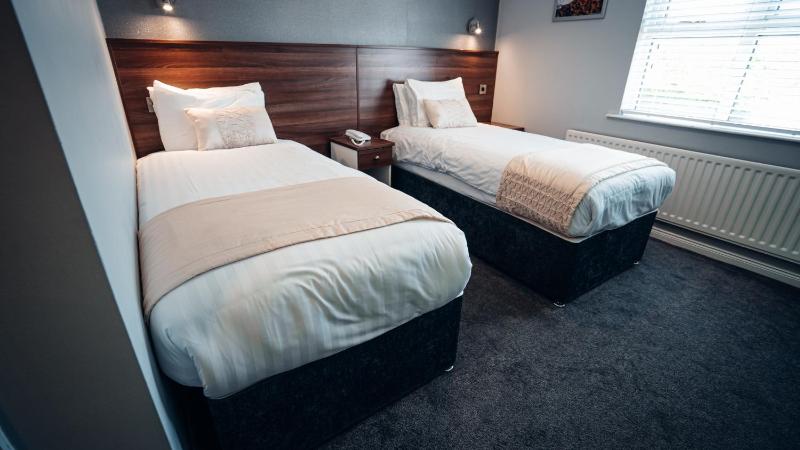 Twin Room image 4