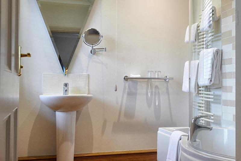 Deluxe Double or Twin Room image 3