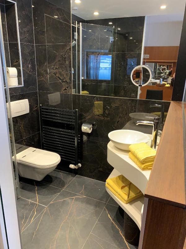 Double Room with Balcony and Lake View image 4