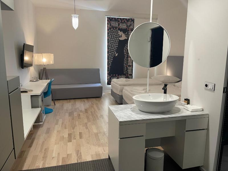 Deluxe Double or Twin Room image 4