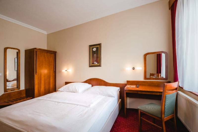 Double or Twin Room image 3