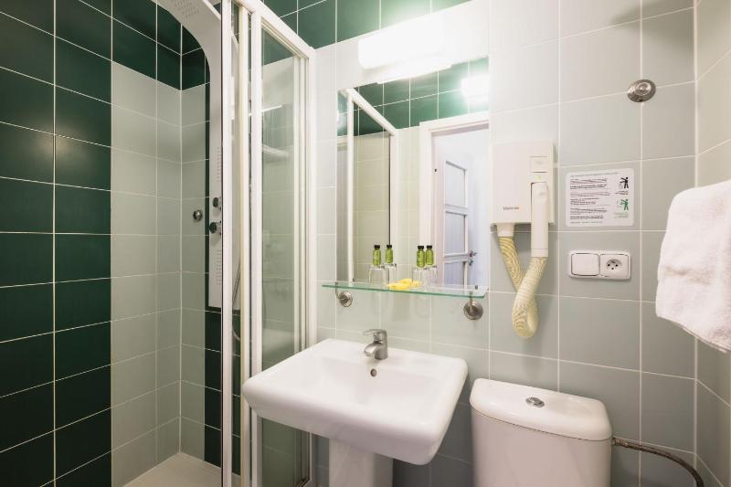 Double or Twin Room image 4