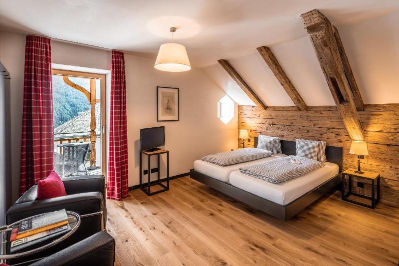 Deluxe Double Room with Balcony image 3