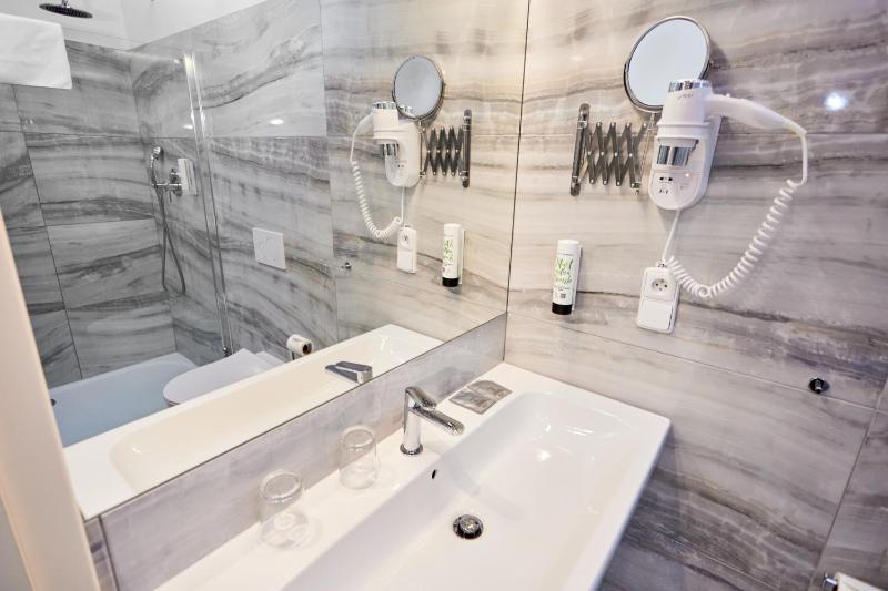 Rooftop Small Double Room with Street View image 4