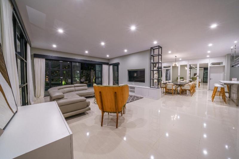 Villa Okenada - Modern 5-bedroom pool villa in Berawa! - image 2