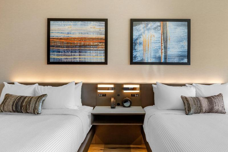 Standard Queen Room with Two Queen Beds - Non Smoking image 3