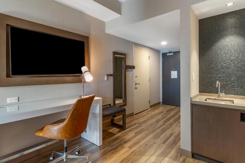 King Suite - Non Smoking image 4