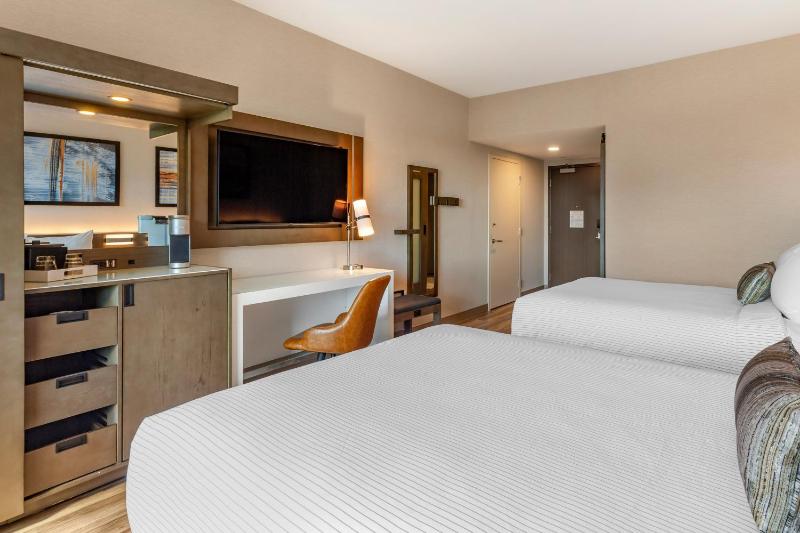 Standard Queen Room with Two Queen Beds - Non Smoking image 4