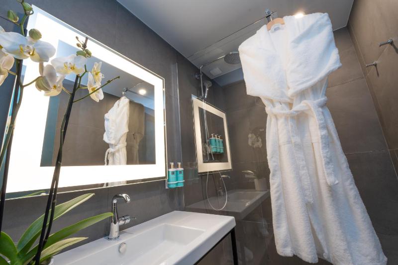 Connected Standard Family Suite image 2