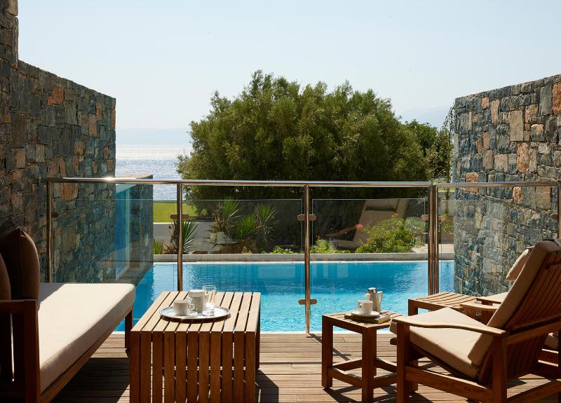 Peninsula Collection One-Bedroom Suite with Individual Pool image 4