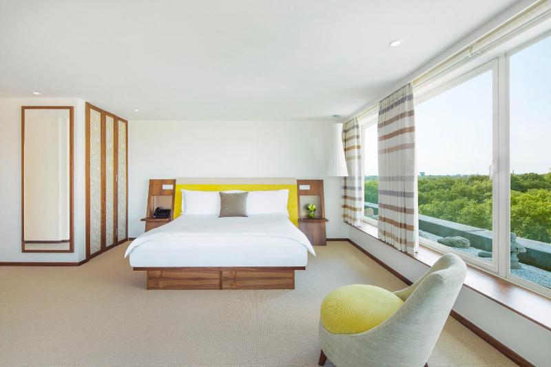 Junior Suite with Park View image 3